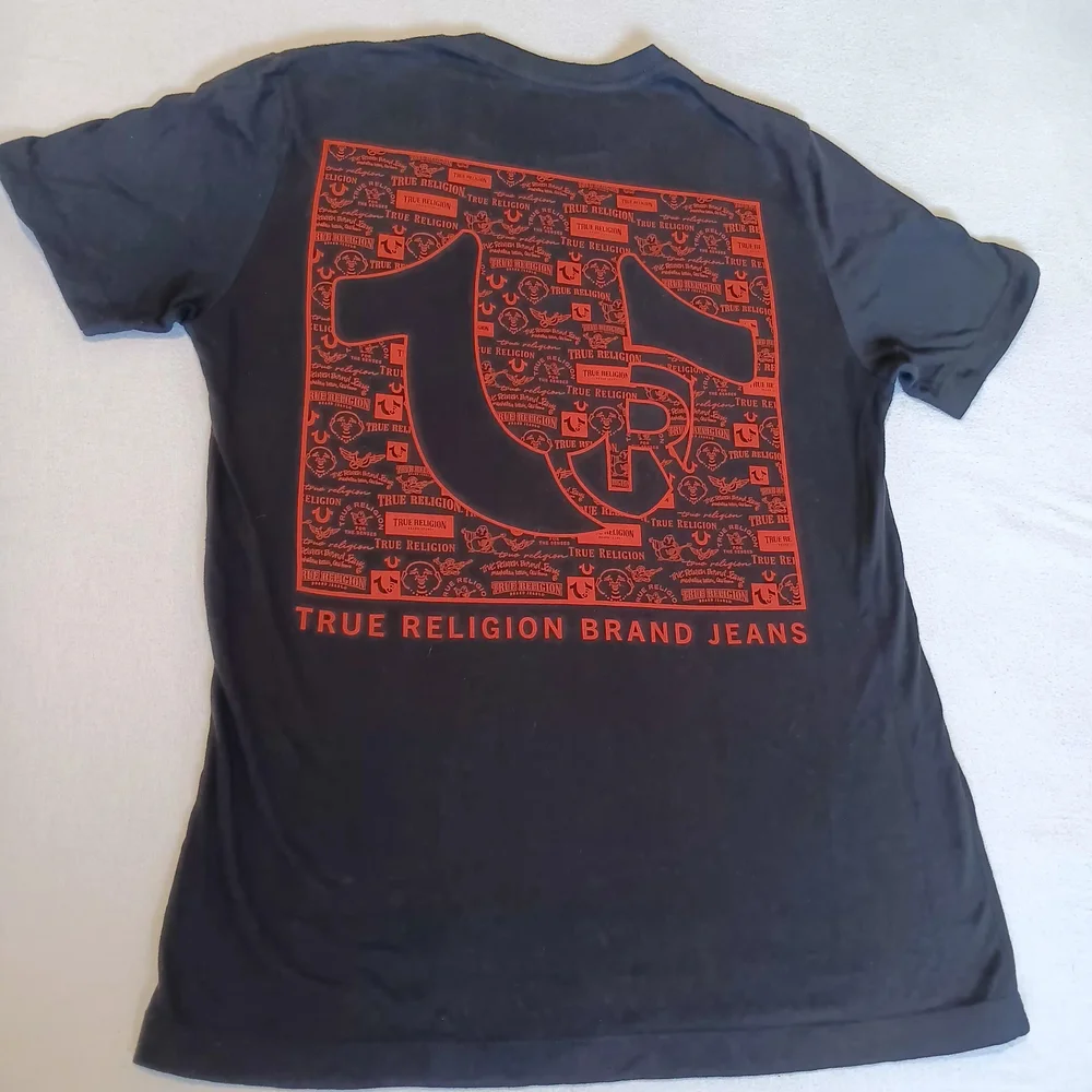 True Religion Sz Sm Men's Black T-Shirt with Red Graphic